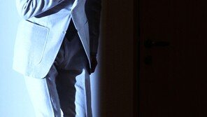 [SD포토] ‘신사의 품격’ 장동건, 옷 매무새 다듬고