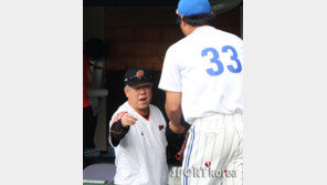 [포토] 양승호 감독 ‘사탕 먹고 안타치지마’