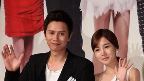 [SD포토] 김민종-윤진이, 팔짱끼고 커플 인사