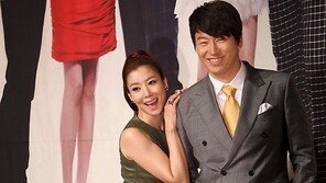 [SD포토] 윤세아, 김수로에게 매달리며 콜라병 몸매 과시