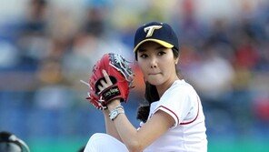 [포토] 이수정 시구…자세만은 김환 못지 않아 ‘광속구 나올까?’