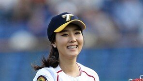 [포토] 이수정 시구… 男心 사로잡는 여신미소 