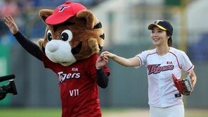 [포토] 호랑이, 전생에 나라 구했나? ‘시구퀸’ 이수정 손을…