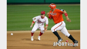 [포토] 김태균, 공보다 빠르게!