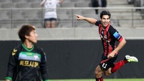 [포토] 몰리나, 시원한 선제골~!