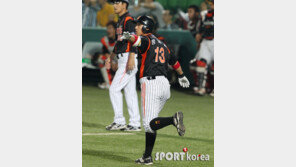 [포토] 황재균, 동점 스리런 ‘오늘은 이긴다!’