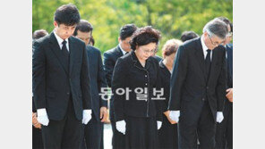 “노무현 前대통령 탈상 계기로 그분 놓아드리고 뛰어넘어야”… 봉하마을서 3주기 추도식