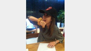 산다라박 ‘도넛팔찌’ 유행 예감, “당 떨어지면 바로 흡입”