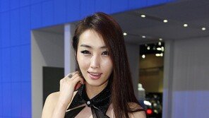 [포토] ‘부산모터쇼’ 김미혜, 배 훤히 드러내고 아찔 섹시미 방출