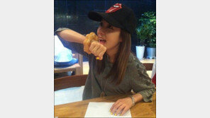 산다라박 도넛팔찌 “뒈~박! 올 여름 유행예감 아이템”