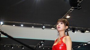 [포토] ‘부산모터쇼’ 이성화, 붉은 가죽 드레스로 섹시미 업↑