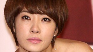 [SD포토] 김선아 ‘가슴 라인은 부끄러워요’