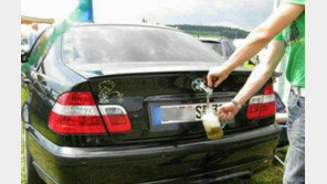 생맥주 콸콸 자동차, “아주 오래된 합성사진?”