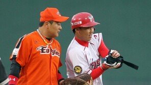 [포토] 김태균 ‘범호형 친정팀한테 너무하네~’