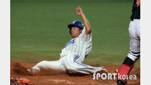 [포토] 박한이, 허슬 플레이로 득점…‘입에 흙 안들어갔어?’