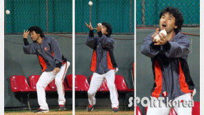 [포토] 박찬호, 관중석으로 볼넘겼는데 다시 돌아와?