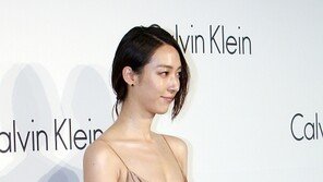 [포토] 지현정, 가슴라인부터 적나라한 누드톤 드레스 