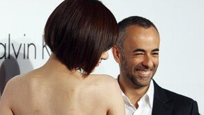 [포토] CK 수석디자이너, 배두나에 못된 손! ‘함박웃음’