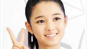 [우먼 동아일보 스타 뷰티] 발랄한 락 시크 무드로 변신, 남보라의 ‘러블리 캣츠 아이 메이크업’