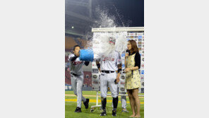 [포토] 정인영 아나-이진영 물벼락… 임찬규 무모한 장난 ‘경악’