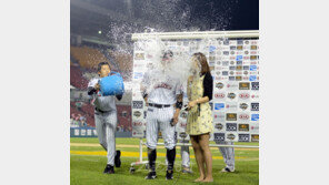 [포토] 여자아나운서 물벼락… 임찬규, 뒷감당 생각안하나?