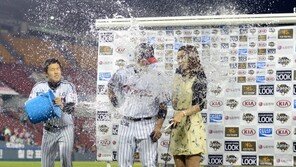 [포토] ‘여자아나운서 물벼락’ 정인영, 임찬규에 화낼 수도 없고…