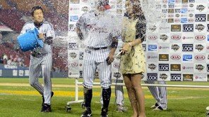 [포토] 여자아나운서 물벼락 ‘임찬규, 방송이 장난이야?’