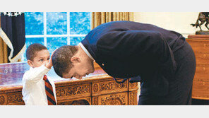 오바마 머리 만지는 흑인 꼬마 사진, 3년째 백악관에 걸려있는 이유는?