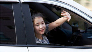 아이유 퇴근인사, 졸면서도 멈출 수 없는 ‘팬 사랑’