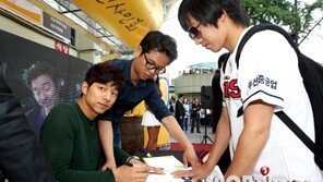 [포토] 공유, 남성팬에게도 뜨거운 인기