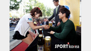 [포토] 공유, 여심 녹이는 부드러운 손길