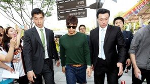 [포토] 공유, 경호원 끼고 우월한 모델 워킹