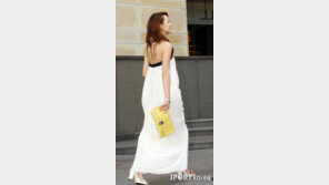 [포토] 김윤아, 여신인줄 알았더니…대반전 ‘섹시 뒤태’