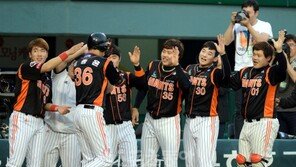 [포토] 롯데 박종윤, 투런 홈런으로 분위기 전환