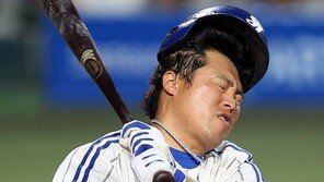 [포토] 박한이, 모자까지 벗겨진 헛스윙 ‘굴욕’