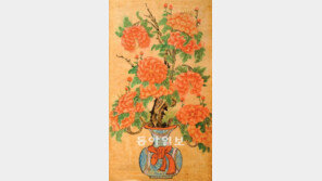 [O2/민화의 세계]모란을 담은 청화백자에 부귀와 평화의 염원이…