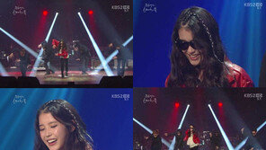 아이유, ‘레이니즘’ 완벽 빙의 ‘비 보고 있나?’