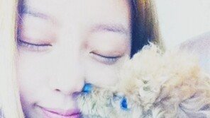 구하라, 강아지와 뽀뽀하는 초근접 셀카 ‘굴욕無 여신’