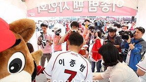 [SD포토] 은퇴 이종범, 팬사인회 ‘뒷모습이…’