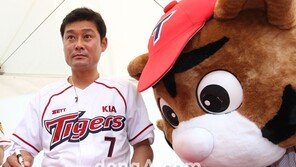 [SD포토] 이종범, 은퇴 팬사인회 현장 ‘호랑이도 슬퍼?’