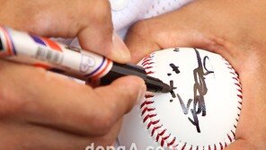 [SD포토] 공에 사인하는 하는 ‘바람의 아들’ 이종범