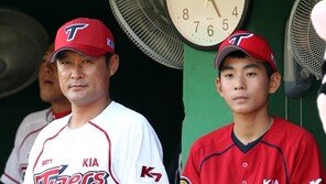 [SD포토] 이종범-아들 이정후, 시타 시구 ‘훈훈해’