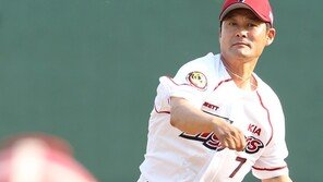 [SD포토] 은퇴한 이종범, 이제 투수로 나서나?