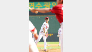 [SD포토] 아버지 이종범, 이정후와 ‘부자지간 시타-시구’