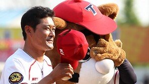[SD포토] 은퇴한 이종범 ‘투수는 어려워~’