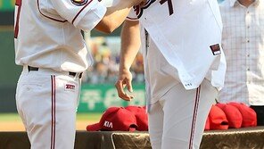 [SD포토] 이종범-서재등 훈훈한 착복식