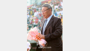 [SD포토] ’꽃을 든 남자’ 김응룡, 종범이 은퇴하는 날 빠질 수 없지~