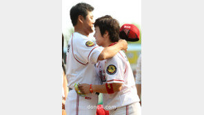 [SD포토] 종범신에 안긴 김선빈