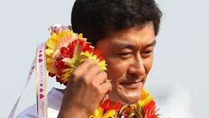 [SD포토] 꽃다발 목에 건 종범신, 이종범