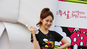 ‘건강미녀’ 강민경, 티셔츠+쫄쫄이 바지  ‘무방비 쌩얼’